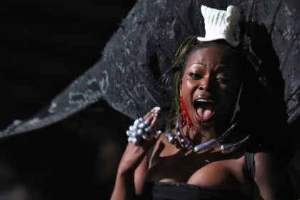 La chanteuse et compositrice franco-congolaise Théodora lors de la cérémonie des Victoires de la Musique à La Seine Musicale, à Boulogne-Billancourt, le 13 février 2026 dans les Hauts-de-Seine - Alain JOCARD (AFP)