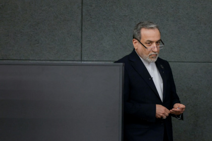 Le ministre iranien des Affaires étrangères Abbas Araghchi participe à une séance de la 
Conférence du désarmement, le 17 février 2026 à Genève en Suisse, avant que ne démarre la guerre au Moyen-Orient - Kamal MEHANNA (AFP)