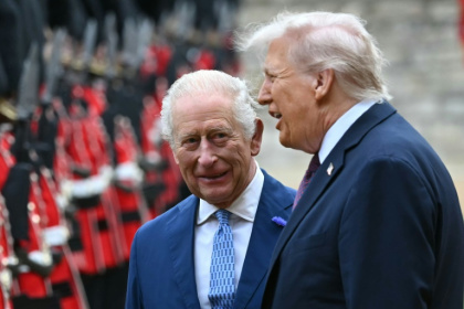 Le roi Charles III (à gauche) et le président américain Donald Trump à Windsor, le 17 septembre 2025 - ANDREW CABALLERO-REYNOLDS (AFP)
