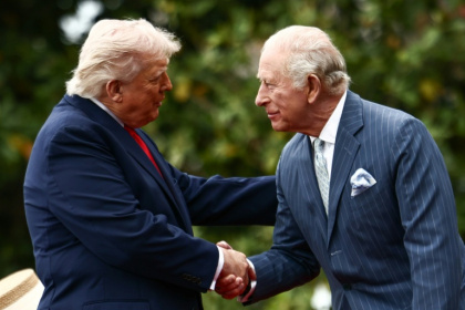 Le président américain Donald Trump reçoit le roi Charles III lors d'une cérémonie d'accueil sur la pelouse sud de la Maison Blanche à Washington, le 28 avril 2026 - Mandel NGAN (AFP)