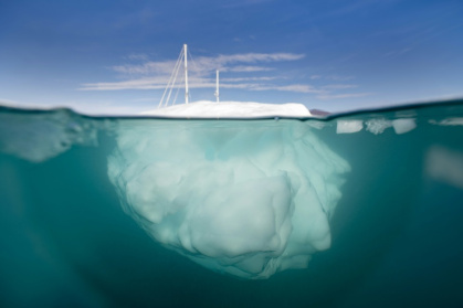 Le voilier d'expédition polaire Kamak au milieu d'icebergs nés de la fonte des glaciers sur la côte est du Groenland, le 15 août 2023 - Fabrice COFFRINI (AFP)