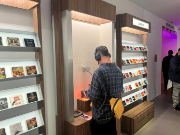 Un client de l'Audible Story House à New York, le 30 avril 2026 - Thomas URBAIN (AFP)