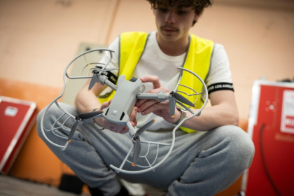 Un élève du lycée Louise Weiss, en spécialité bac professionnel Ciel (Cybersécurité, informatique et réseaux, électronique), à Sainte-Marie-aux-Mines, le 30 avril 2026 - SEBASTIEN BOZON (AFP)