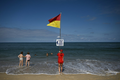 un panneau indiquant les limites de la zone de baignade surveillée sur une plage à Mimizan, dans le sud-ouest de la France, le 31 juillet 2025 - Philippe LOPEZ (AFP)