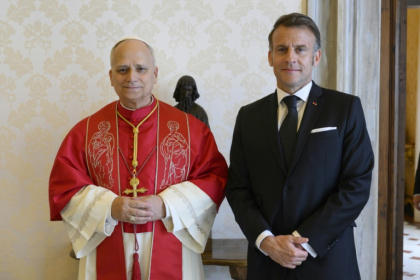 Le pape Léon XIV et le président français Emmanuel Macron le 10 avril 2026 au Vatican - Alberto PIZZOLI (AFP)