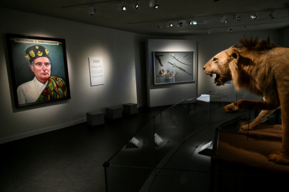 Des cadeaux offerts à l'ex-président socialiste François Mitterrand exposés à la Cité des présents, le 10 mai 2026 à Château-Chinon, dans la Nièvre - ARNAUD FINISTRE (AFP)