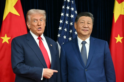 Le président américain Donald Trump (g) et le président chinois Xi Jinping lors d'une rencontre à la base aérienne de Gimhae, à Busan, le 30 octobre 2025 en Corée du Sud - ANDREW CABALLERO-REYNOLDS (AFP)