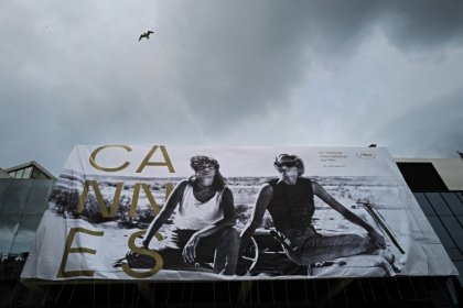 Affiche du festival de Cannes au fronton du Palais des Festivals, le 10 mai 2026 à Cannes - Valery HACHE (AFP)