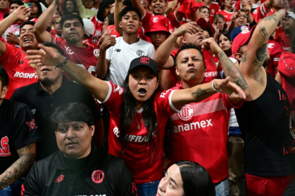 Une supportrice de Toluca (c) lors de la demi-finale de Ligue des champions Concacaf contre Los Angeles, au stade Nemesio Diaz stadium de Toluca, le 6 mai 2026 au Mexique - Alfredo ESTRELLA (AFP)