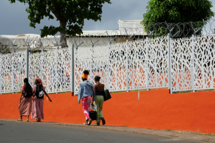 Des étudiantes passent devant le lycée Younoussa Bamana de Mamoudzou, le 28 octobre 2025 à Mayotte - Marine GACHET (AFP)