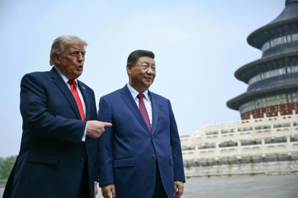 Le président américain Donald Trump (g) et le président chinois Xi Jinping visitent le Temple du Ciel à Pékin, le 14 mai 2026 - Dimitar DILKOFF (AFP)