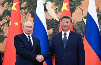 Photo diffusée par l'agence de presse russe Sputnik montrant le président russe Vladimir Poutine (g) et le président chinois Xi Jinping lors d'une rencontre au Palais de l'Assemblée du Peuple à Pékin, le 2 septembre 2025 - Sergey Bobylev (AFP)