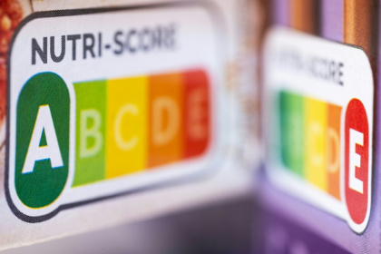 Un étiquetage "Nutri-score" sur une boîte de biscuits, à Paris, le 10 mars 2025 - JOEL SAGET (AFP)