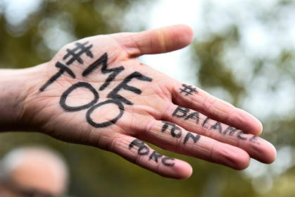 Les messages "#Me too" et "#Balancetonporc" sur la main d'une manifestante à Paris, le 29 octobre 2017 - BERTRAND GUAY (AFP)