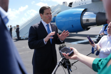 Le secrétaire d'État américain Marco Rubio s'adresse à la presse avant d'embarquer à bord de son avion à la base aérienne de Homestead,l e 21 mai 2026 en Floride - Julia Demaree Nikhinson (AFP)