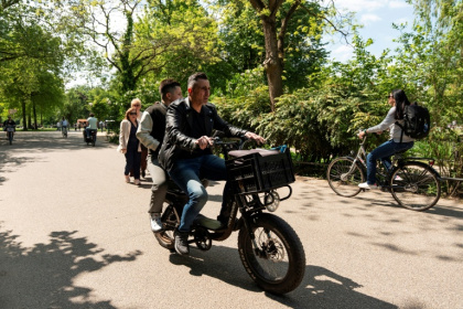 Des personnes sur un fatbike dans le Vondelpark, à Amsterdam. - Lina Selg (AFP)