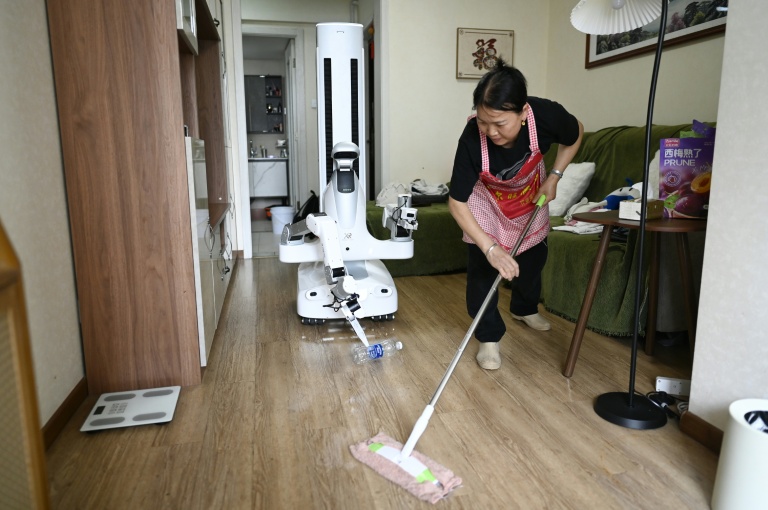 Les robots de ménage dotés d'IA quittent les labos pour les salons chinois