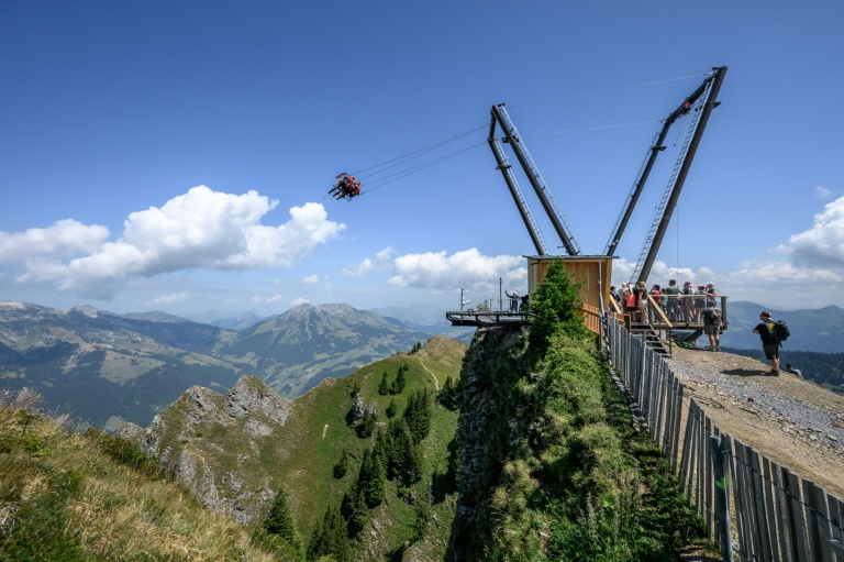 Au sommet des Alpes suisses, une balançoire géante pour attirer les estivants