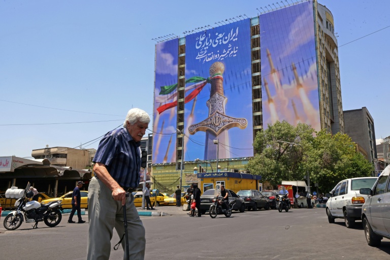 L'Iran, à nouveau bombardé par les Etats-Unis, riposte et promet de refermer Ormuz