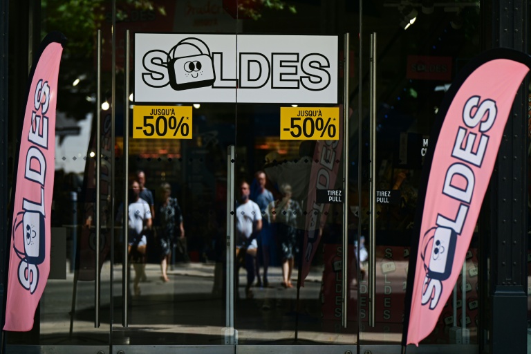 Les soldes en pleine canicule : "catastrophe" pour certains, "aubaine" pour d'autres