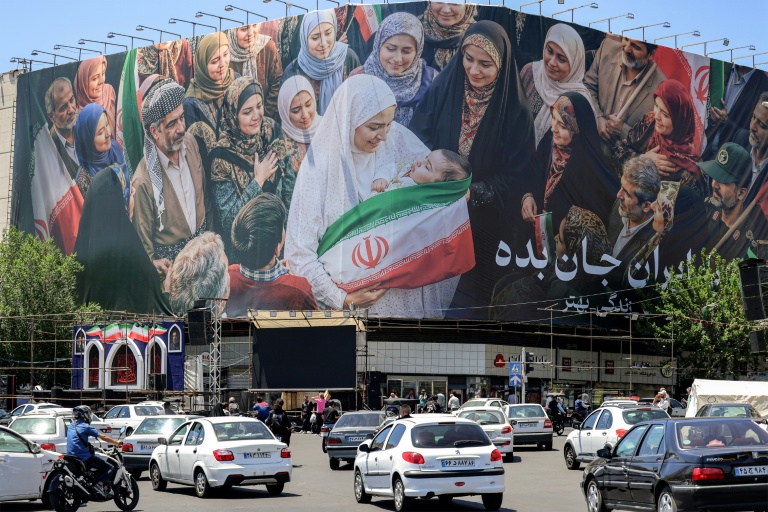 Les Etats-Unis frappent l'Iran qui réplique en visant une base américaine