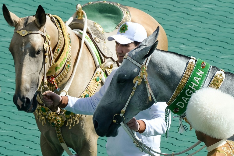 Au Turkménistan, des chevaux "célestes" vénérés par le pouvoir