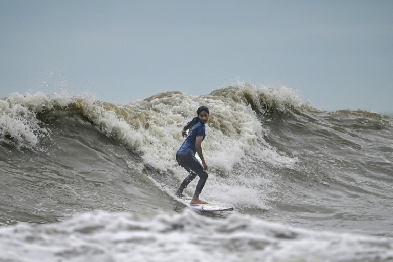 Surfer au Bangladesh: des petites vagues mais des rêves grands comme la vie