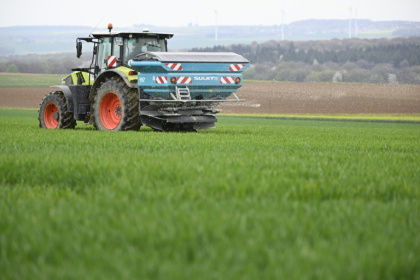 Les députés devraient adopter mardi en première lecture le projet de loi d'urgence agricole, après des discussions marathon au cours desquelles le gouvernement a essuyé plusieurs déconvenues - Jean-Christophe VERHAEGEN (AFP)
