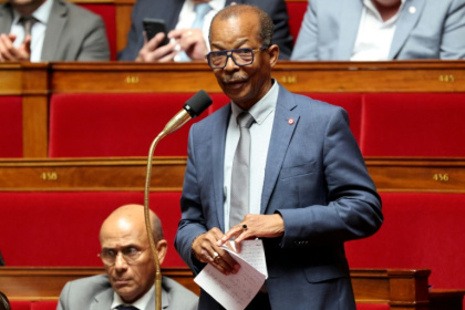 Élie Califer, le député à l'origine de la proposition de loi visant à reconnaître la "part de responsabilité" de l'État dans le scandale du chlordécone aux Antilles, à l'Assemblée nationale à Paris le 28 mai 2026 - Ludovic MARIN (AFP)