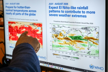Un responsable des services de prévision climatique de l'Organisation météorologique mondiale (OMM) montre des graphiques sur un écran au siège de l'OMM à Genève, le 1er juin 2026 en Suisse - Omar KAMAL, Jonathan WALTER (AFP)