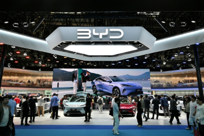 Des visiteurs au stand de BYD au salon de l’automobile de Pékin, à Pékin, le 30 avril 2026 - Michaela STACHE (AFP)