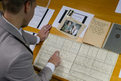 Le professeur Felix Pülm examine plusieurs documents de sa famille sous le IIIe Reich, près de Bangkok, le 2 juin 2026 - ANTHONY WALLACE (AFP)