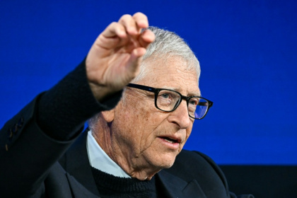 Le co-fondateur de Microsoft, Bill Gates, s'exprime sur scène au forum de Davos, le 21 janvier 2026 - Fabrice COFFRINI (AFP)