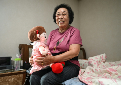 Bang Chun-ja, une Sud-Coréenne de 78 ans vivant seule, tient sa poupée IA Hyodol, le 29 avril 2026 à Yongin, en Corée du Sud - Jung Yeon-je (AFP)
