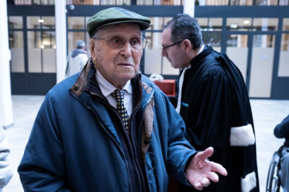 Albert Corrieri alors âgé de 102 ans, à sa sortie du tribunal, accompagné de son avocat Michel Pautot après son procès contre l'État français à Marseille, le 25 février 2025 - Miguel MEDINA (AFP)