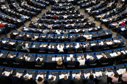 Les eurodéputés votent mercredi le règlement sur les retours des migrants déboutés du droit d'asile, un volet controversé de la politique migratoire européenne - Jean-Christophe VERHAEGEN (AFP)