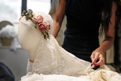 La créatrice, directrice artistique et styliste espagnole Maria Bernad, fondatrice de l'atelier Les Fleurs Studio, travaille sur une pièce réalisée à partir de dentelles anciennes, le 5 mai 2026 à Paris - SIMON WOHLFAHRT (AFP)