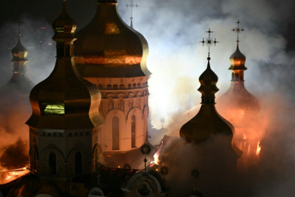 Incendie à la cathédrale de la Dormition à Kiev après une attaque russe, le 15 juin 2026 - Genya SAVILOV (AFP)