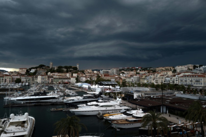 Des yachts de luxe dans le port de Cannes, le 22 mai 2025 - Valery HACHE (AFP)