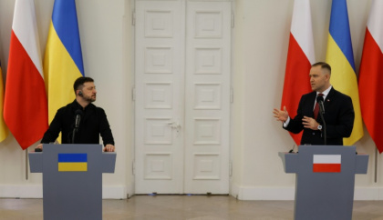 Le président polonais Karol Nawrocki (d.) et le président ukrainien Volodymyr Zelensky s'adressent à la presse lors d'une conférence de presse conjointe au Palais présidentiel de Varsovie, en Pologne, le 19 décembre 2025 - Wojtek RADWANSKI (AFP)