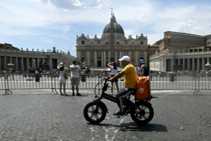 Un livreur à vélo près du Vatican à Rome le 24 juin 2026 - Filippo MONTEFORTE (AFP)