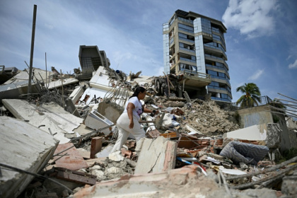 Un habitante parmi les décombres d'un immeuble à Catia La Mar, au Venezuela, le 25 juin 2026 - Federico PARRA (AFP)