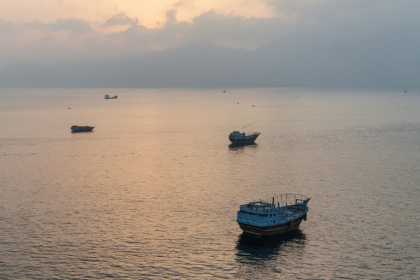 Des bateaux ancrés au large de la péninsule de Musandam, au nord d'Oman, près du détroit d'Ormuz, le 27 juin 2026 - - (AFP)