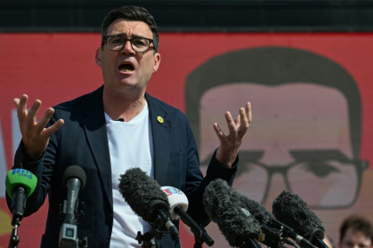 Le maire du Grand Manchester, Andy Burnham, lors du lancement de sa campagne pour l'élection partielle à Ashton-in-Makerfield, à dans le nord-ouest de l'Angleterre, le 22 mai 2026 - - (AFP)