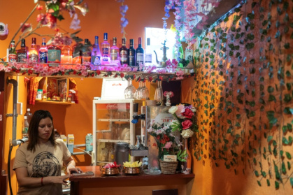Budhathoki Samjhana dans son petit restaurant népalais, à Tokyo, le 12 juin 2026 - Andrew CABALLERO-REYNOLDS (AFP)