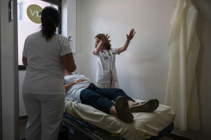 Une patiente victime de la chaleur examinée à l'hôpital Purpan, à Toulouse, le 23 juin 2026 - Ed JONES (AFP)