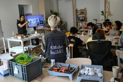 Des femmes participent à un cours d'électricité organisé par l'atelier Mulan Build à Hangzhou, dans la province du Zhejiang, le 28 juin 2026 dans l'est de la Chine - Pedro PARDO (AFP)