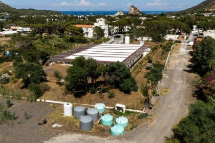 TVue aérienne des réservoirs d'eau potable et d'eau de mer près de l'usine de dessalement sur l'île de Vulcano, dans l'archipel des Éoliennes, au large de la Sicile, le 9 juillet 2026 - Marco Bertorello (AFP)