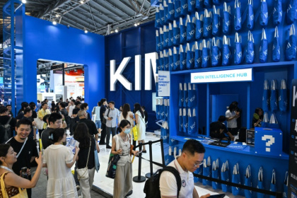 Des visiteurs sur le stand de la start-up chinoise Moonshot AI qui a lancé le nouveau modèle d'intelligence artificielle (IA) Kimi K3, le 18 juillet 2026 à Shanghaï - HECTOR RETAMAL (AFP)