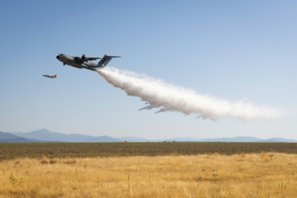 Photo fournie par Airbus Sau 2022 montrant un Airbus A400M lors d'un test de largage d'eau en Espagne le 21 juillet 2022 - Adrian Molinos (AFP)